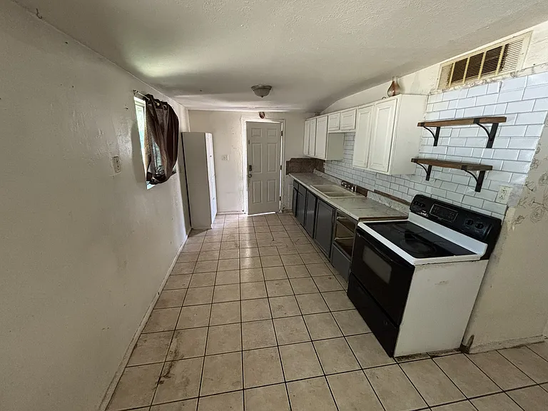 6424 W Columbus Ave — Photo 3