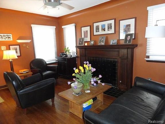 3rd image of 844 N Rosevere Ave