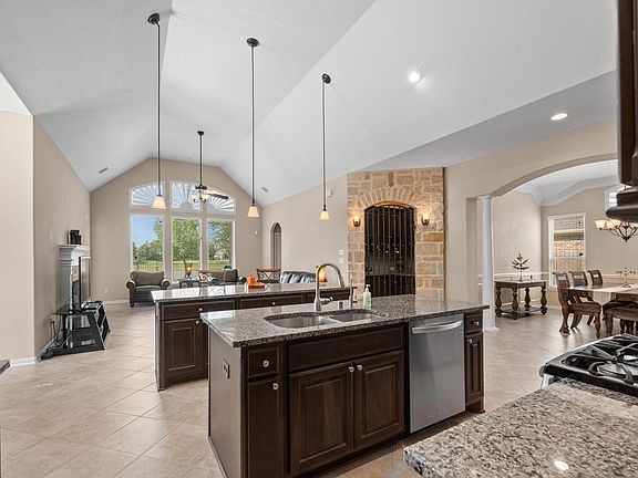 4th image of 7935 Lake Commons Dr