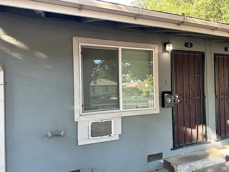 418 E St #C — Photo 2