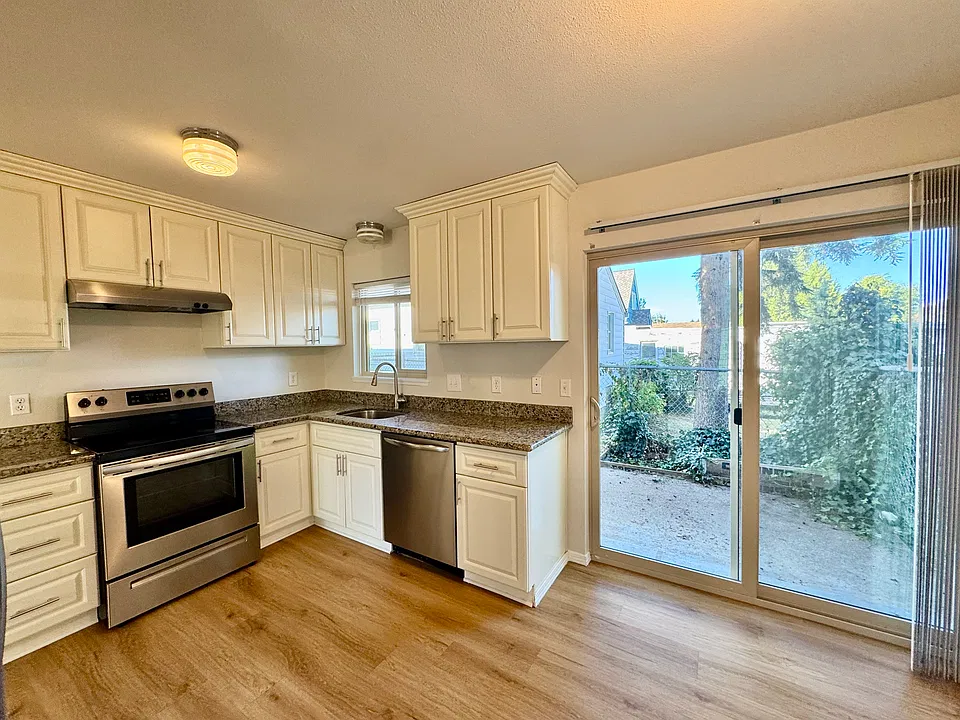 310 R St SE #C