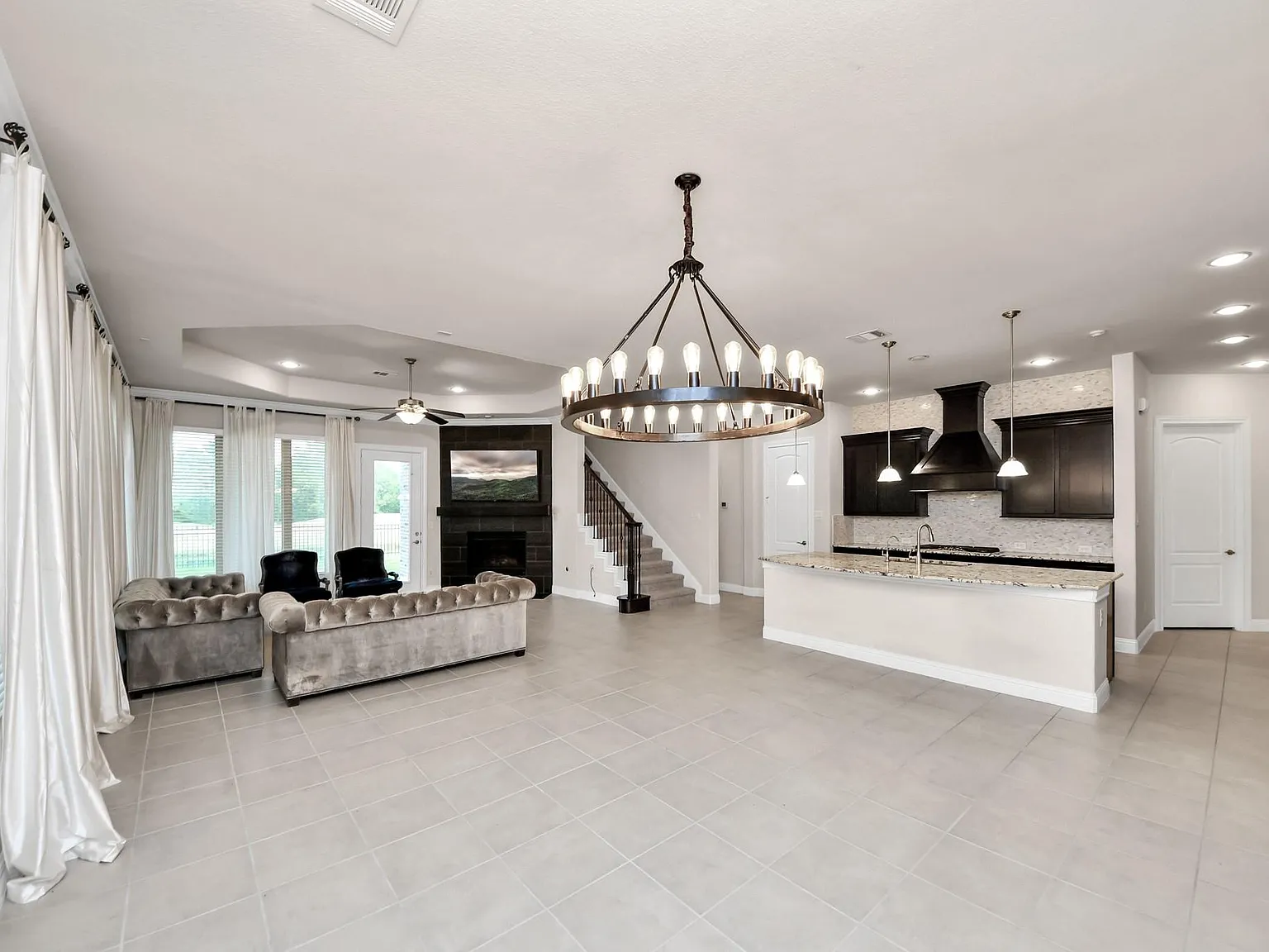 3 bed, 5.0 bath, 2996 sqft, $4,200 — Photo 3