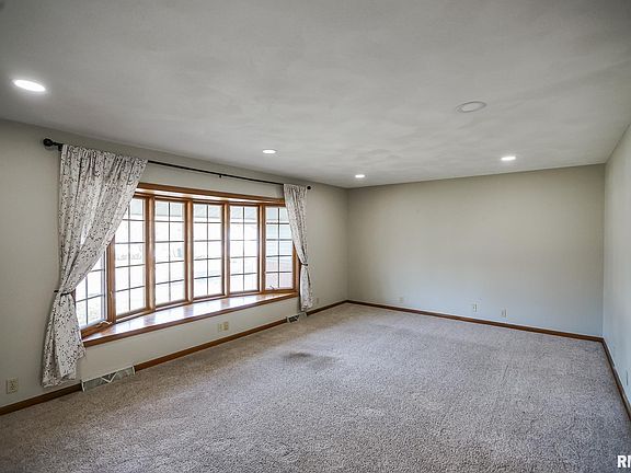 4th image of 13 Sandalwood Ln