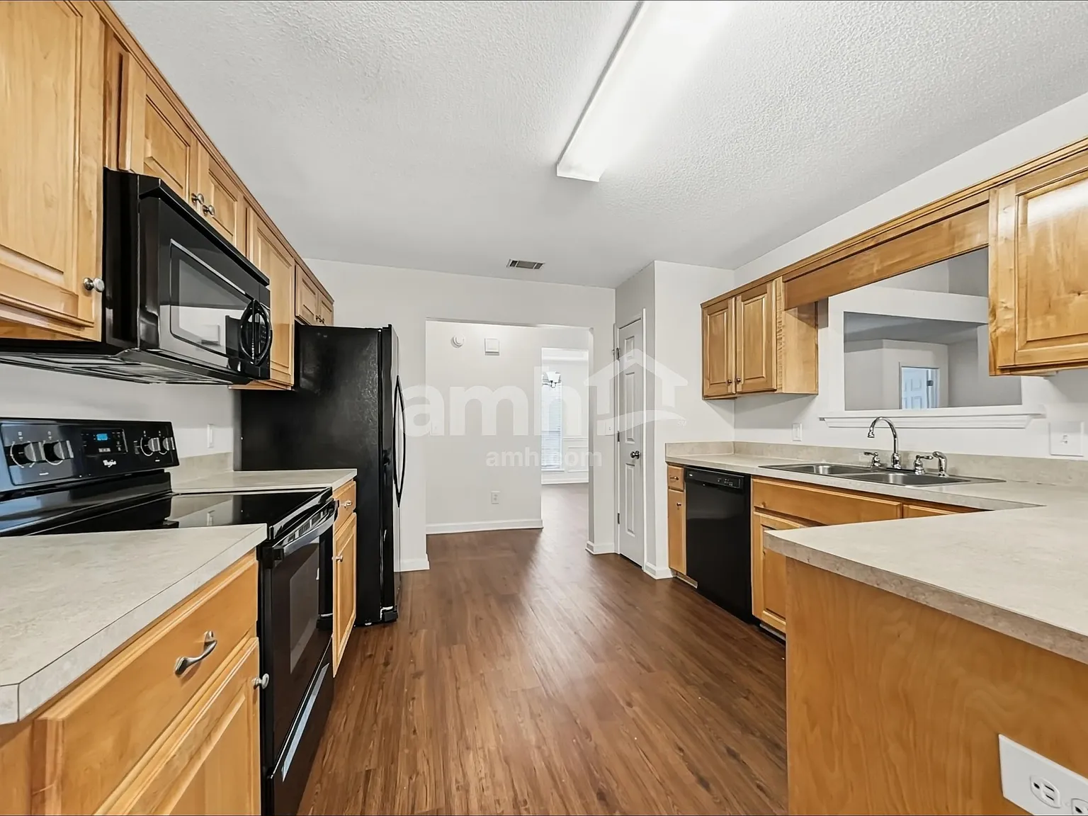 4 bed, 2.0 bath, 1914 sqft, $2,340 — Photo 4
