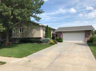 1302 Jones Dr, Fremont, NE 68025