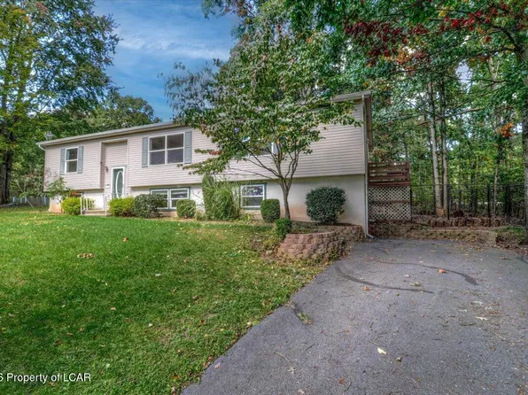 1529 Laurel Lakes Dr, Mountain Top, PA 18707