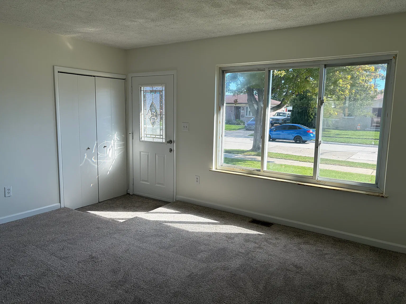 3 bed, 1.5 bath, 1000 sqft, $1,600 — Photo 2