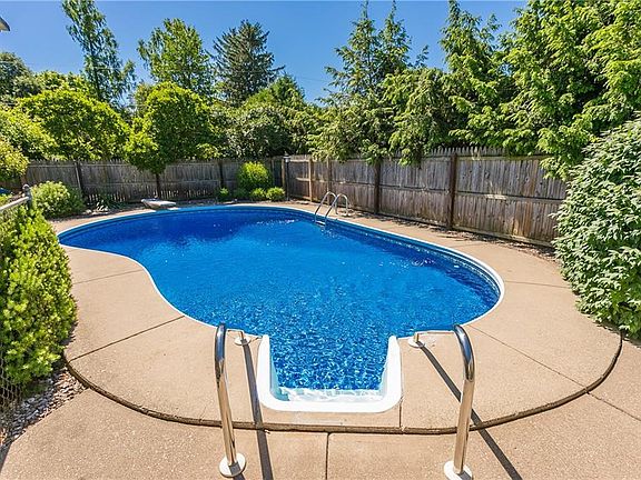 4th image of 7 Crescent Dr