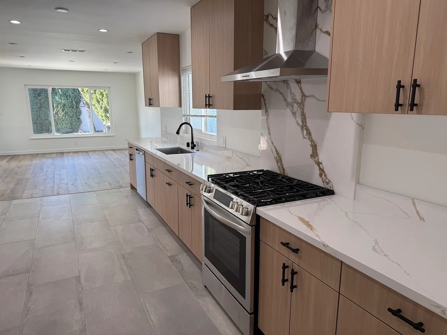 3 bed, 1848 sqft, $6,950 — Photo 2