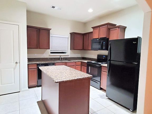 4th image of 1716 Persimmon Dr