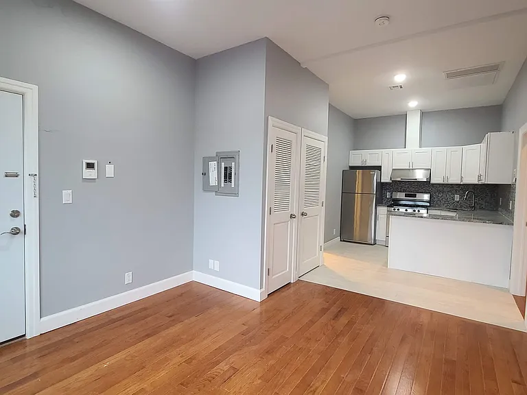 100 Griffith St #3R — Photo 2