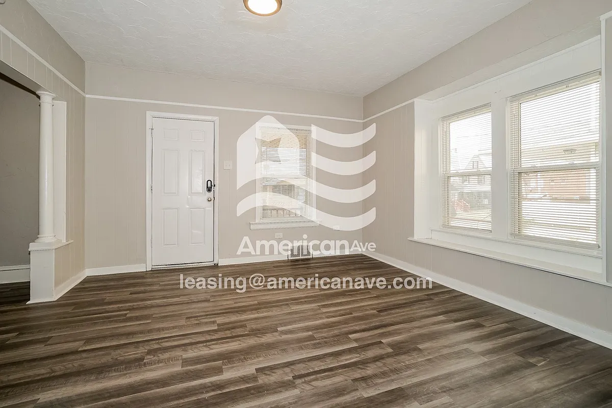 731782_002_living_room_12854022.jpg - 3807 Woburn Ave