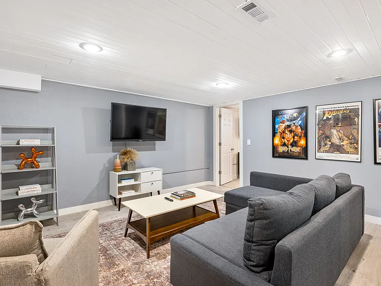 2140 Adrienne Dr — Photo 25