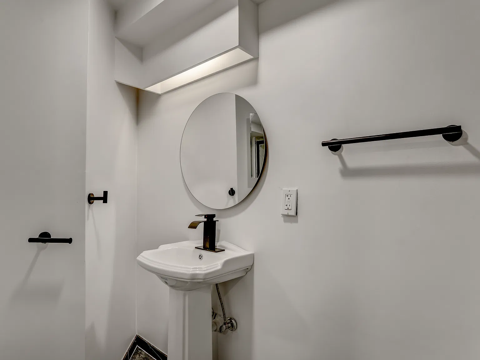 2 bed, 927 sqft, $3,900 — Photo 4