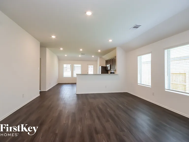 18909 Collina Way — Photo 3