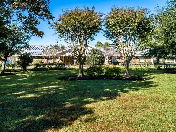 706 Sharon Ln, Baytown, TX 77521