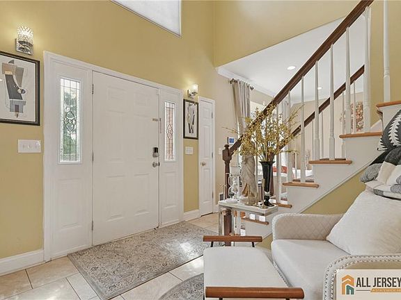 3rd image of 32 Franklin St