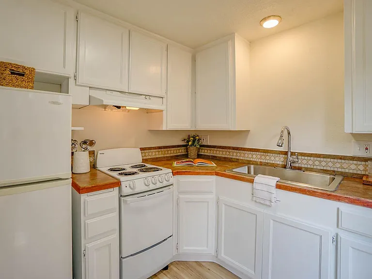 1655 Douglas St — Photo 18
