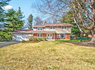 10 Laurel Dr, Loudonville, NY 12211