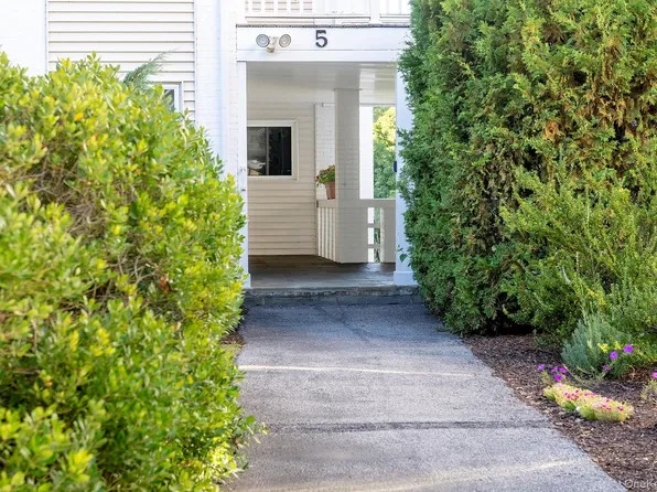 54 Bennett Common, Millbrook, NY 12545