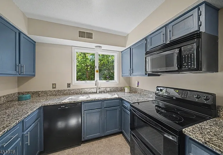 24 Pine Hollow Ct — Photo 9