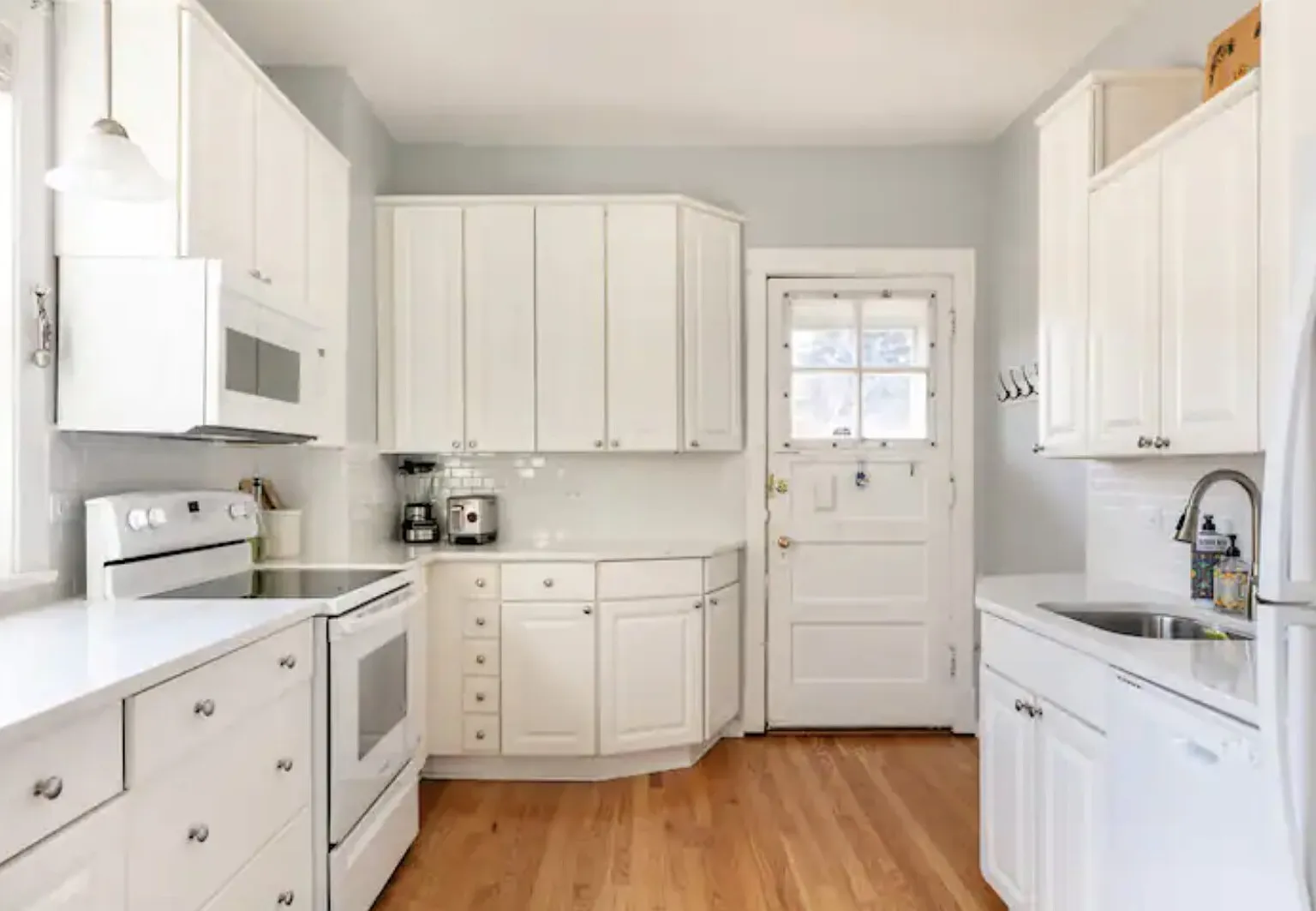 Bright & Sunny Apartment in the Heart of Evanston — Photo 4