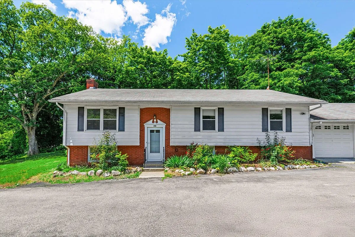4 bed, 2.5 bath, 2500 sqft, $4,950 — Photo 1