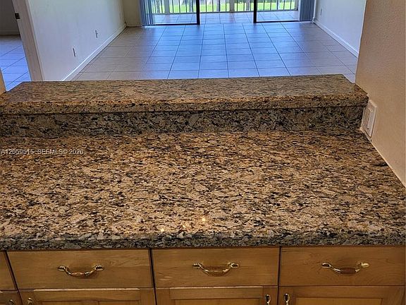 5th image of 230 Lakeview Dr APT 207
