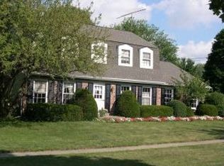 301 Stratford Dr, Geneva, IL 60134