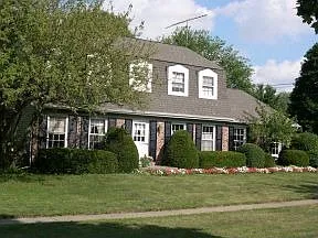 301 Stratford Dr photo 1