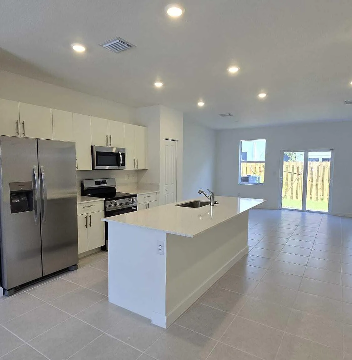 3 bed, 2.5 bath, 1574 sqft, $2,500 — Photo 2