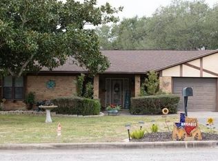 904 Carroll Dr, Yoakum, TX 77995
