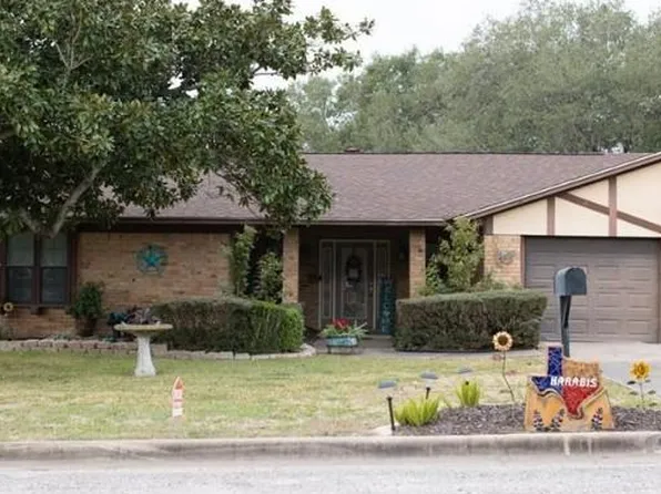 904 Carroll Dr, Yoakum, TX 77995