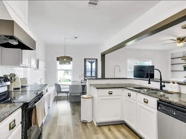 6715 Plum Springs Ln — Photo 11