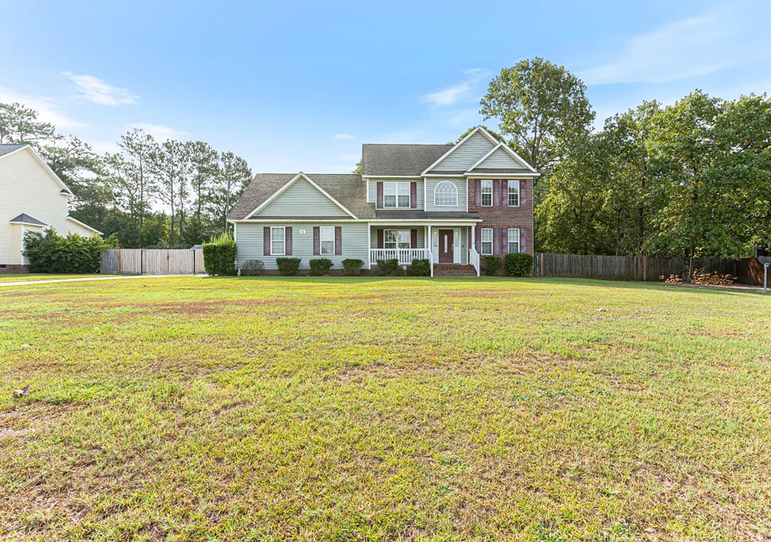 4 Bedrooms with a Bonus Room! 2-Story Home in the Persimmon Hill Subdivision! Move In Ready!! — Photo 3