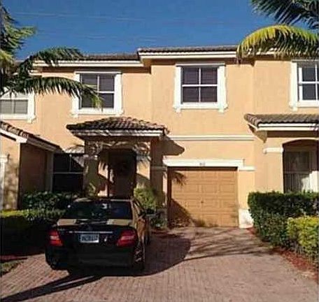 2nd image of 912 NE 41st Pl #912