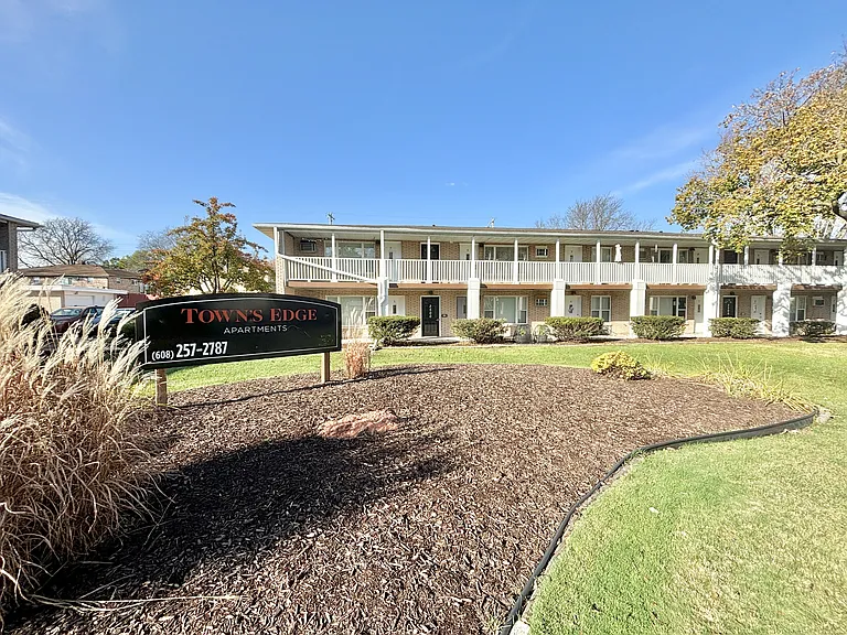 Town's Edge Apartments — Photo 1