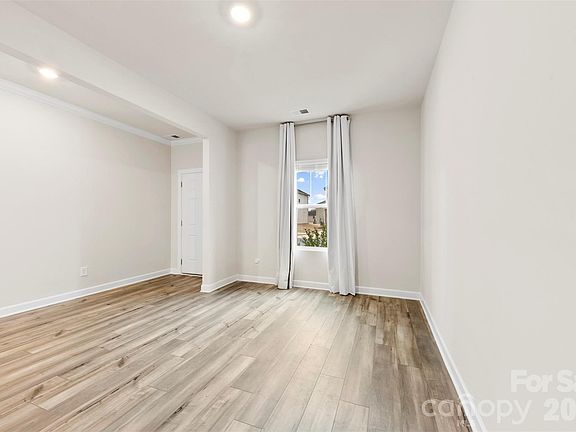 5th image of 916 Clementine Rd