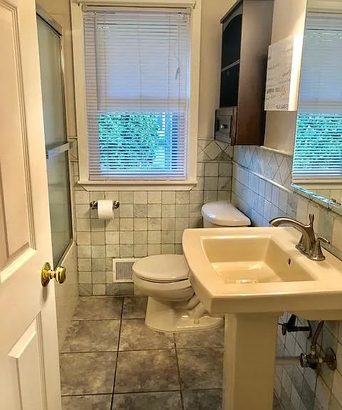 Upstairs main bathroom with shower/tub