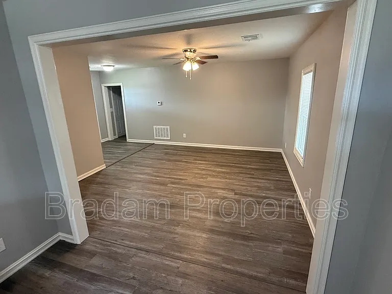402 S Cedar St — Photo 4
