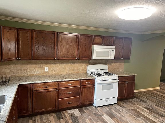 5th image of 109 Decker St
