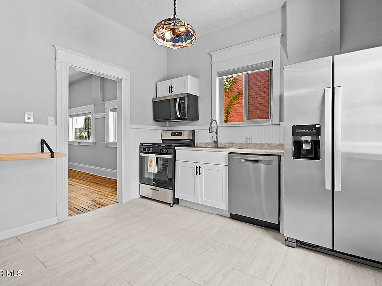 305 E River Ave — Photo 5