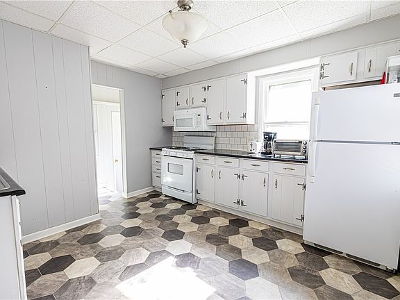3rd image of 6 Sauer Pl