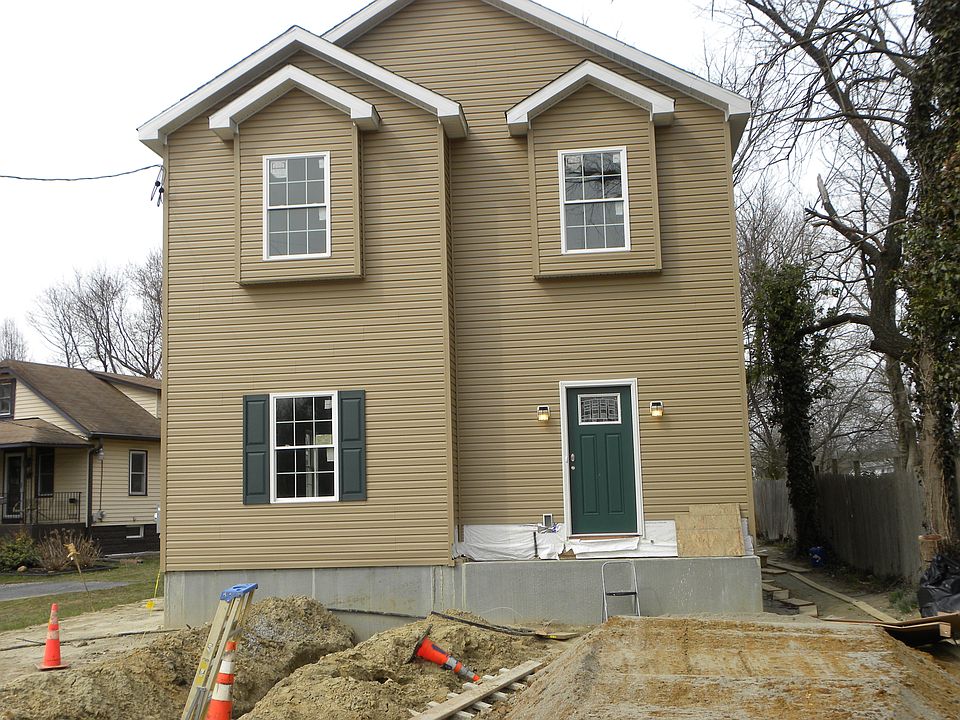 Front porch & 2 car driveway