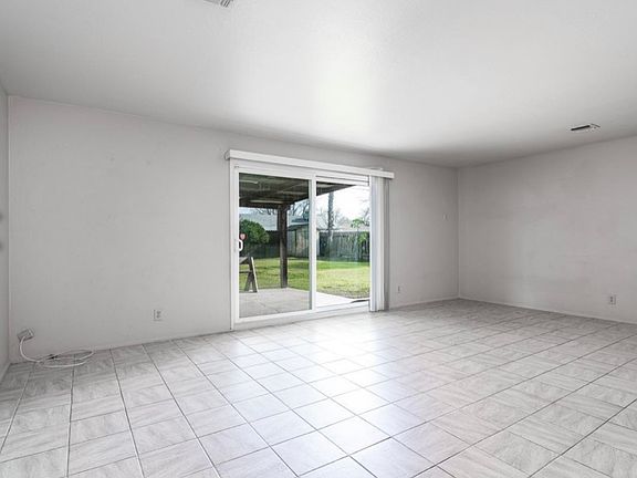 5th image of 2171 N 11th Ave