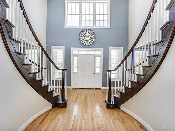 4th image of 2479 Woodview Ln
