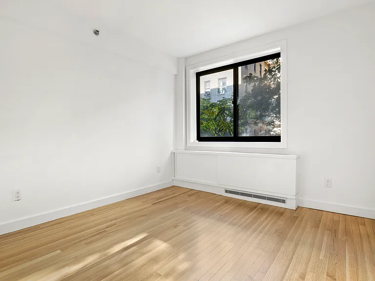 101 W 15th St #305 — Photo 5
