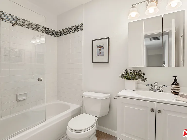 1020 Ocean Park Blvd #7 — Photo 14