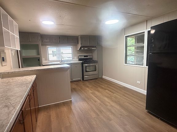 4th image of 211 Fir St