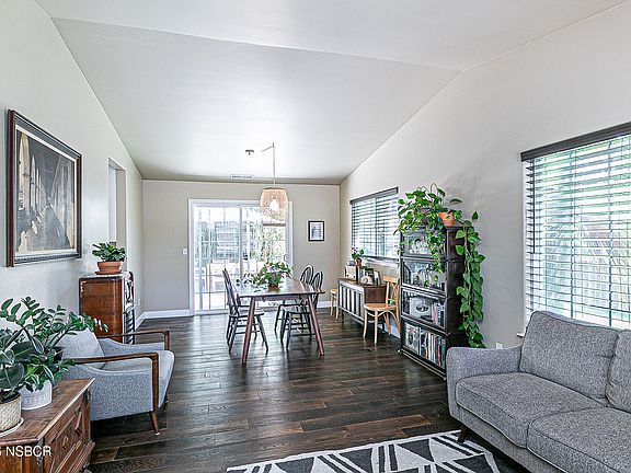 5th image of 270 Daffodil Ave